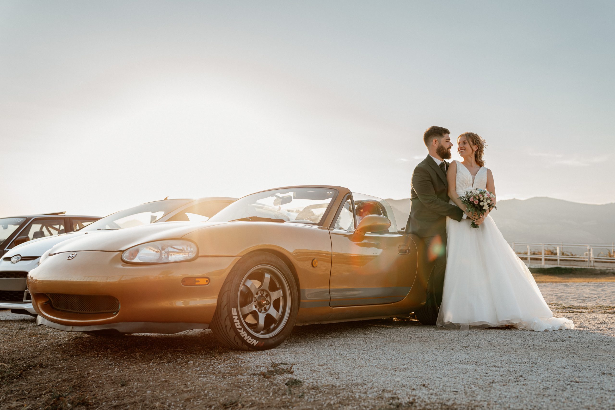 recien-casados-novios-coche