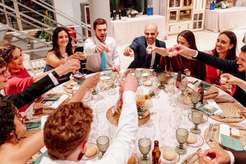 banquete-brindis-amigos-mesa