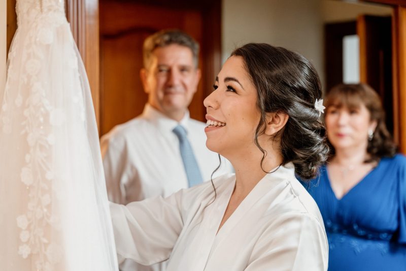 bodas-madrid-preparativos-novia-familia-vestido