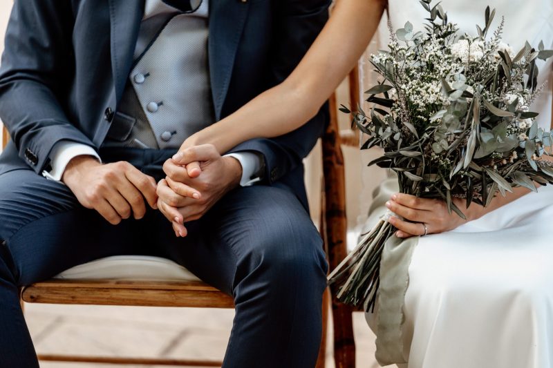 detalle-mano-novios-ramo