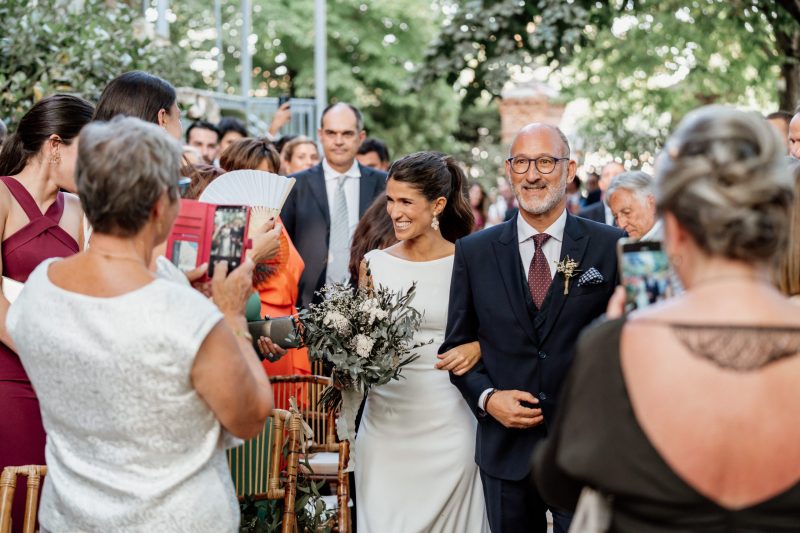 entrada-novia-finca-padre-invitados