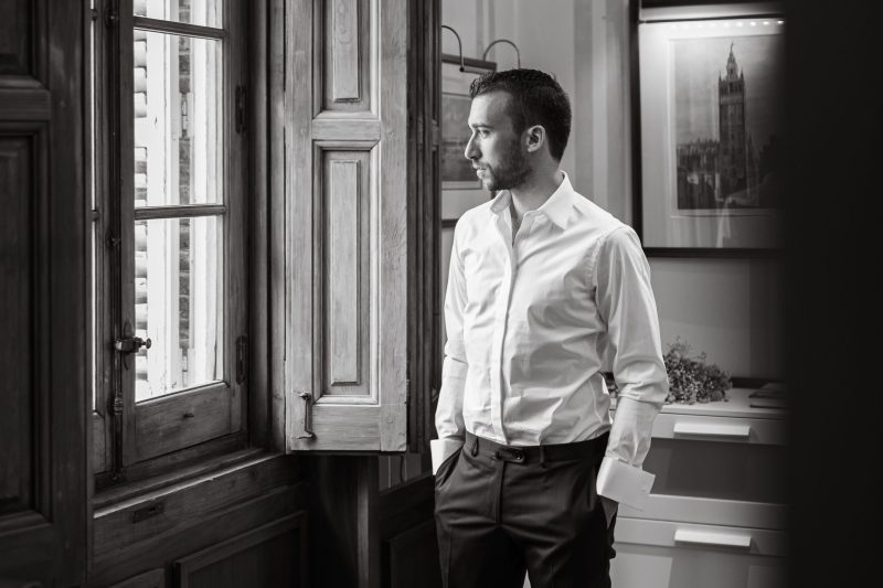 prepatativos-novio-habitacion-camisa