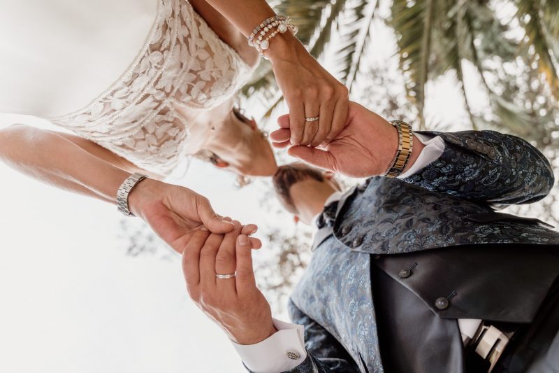 recien-casados-novios-anillos