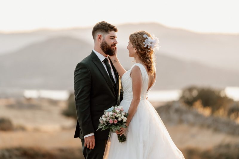 recien-casados-novios-atardecer-montaña-mirada