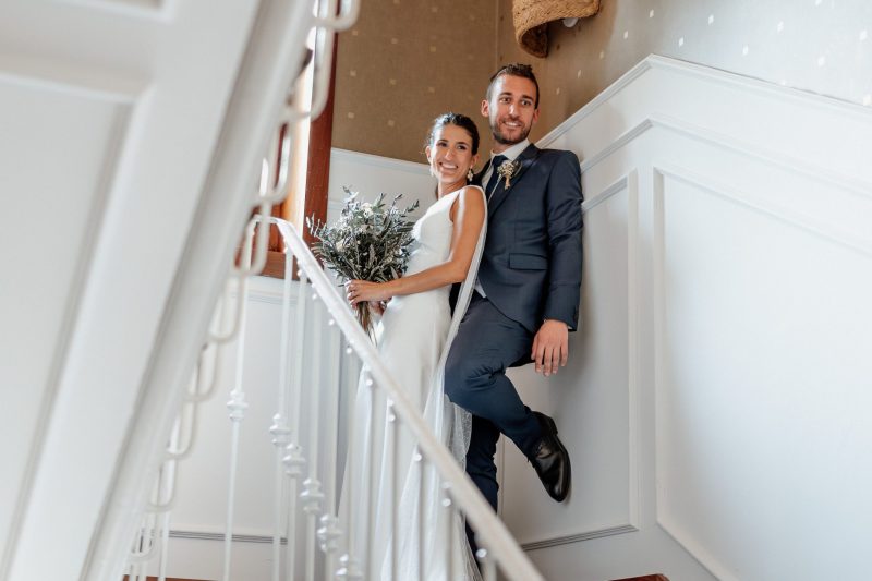 recien-casados-novios-escalera